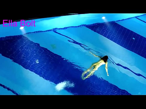 ❤️ No puedo dejar de mirar, joven rubia pillada nadando desnuda en la piscina del complejo ELLA BOLT ❤️ Super porno en es.fullsexmovs.ru ❌️